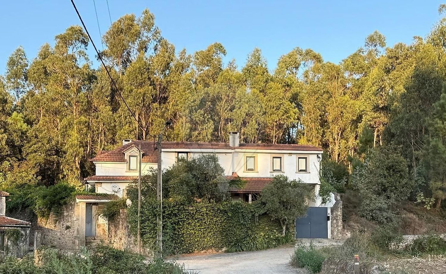 小楼房或独栋别墅出售在Rua Central de Carrezedo - 外立面