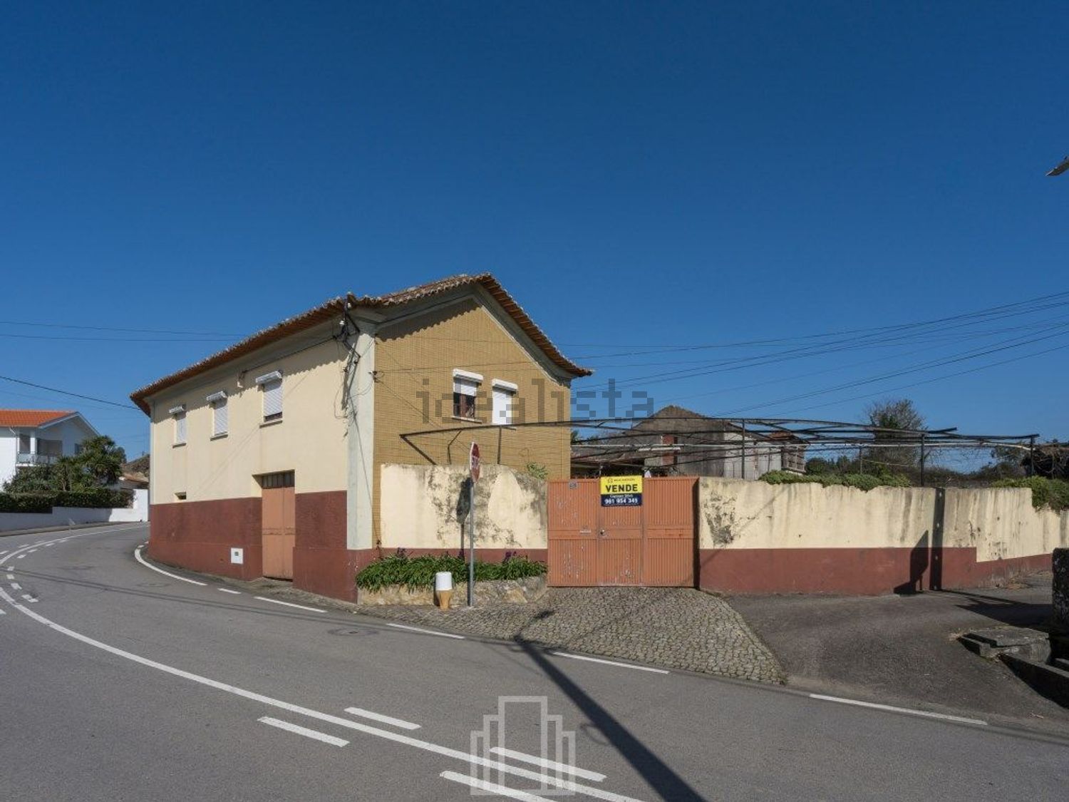 小楼房或独栋别墅出售在 São Miguel de Souto - 外立面