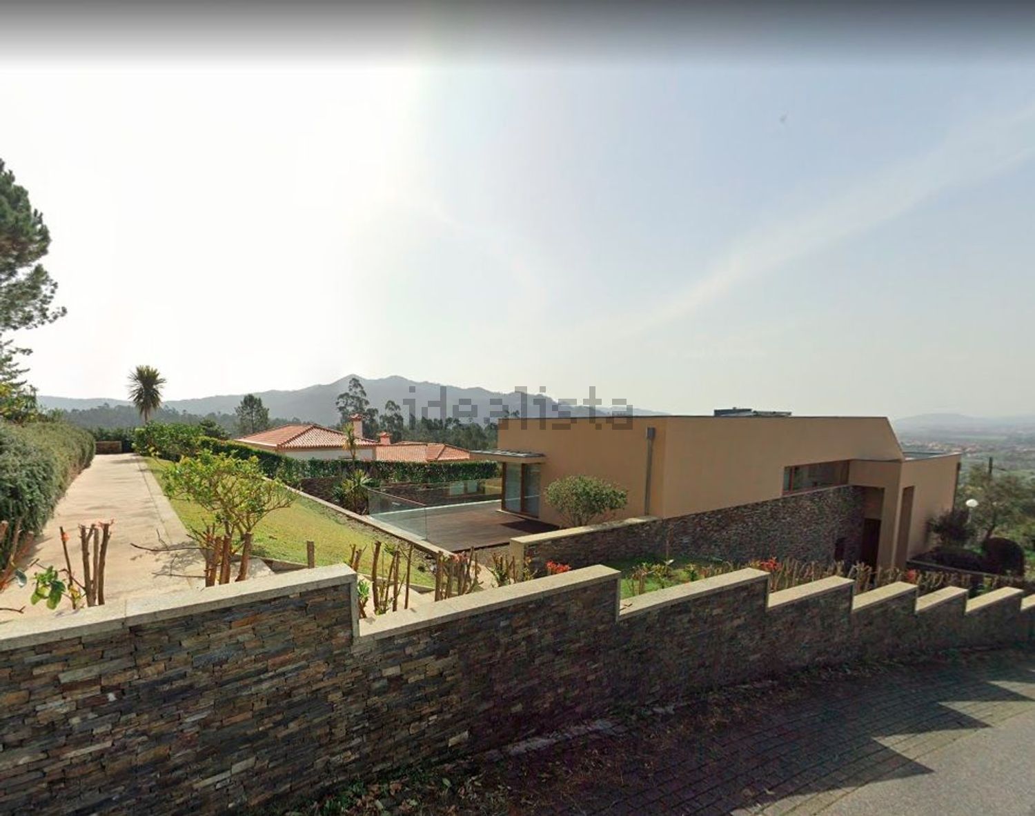 小楼房或独栋别墅出售在Rua das Oliveiras, 196 - 详情