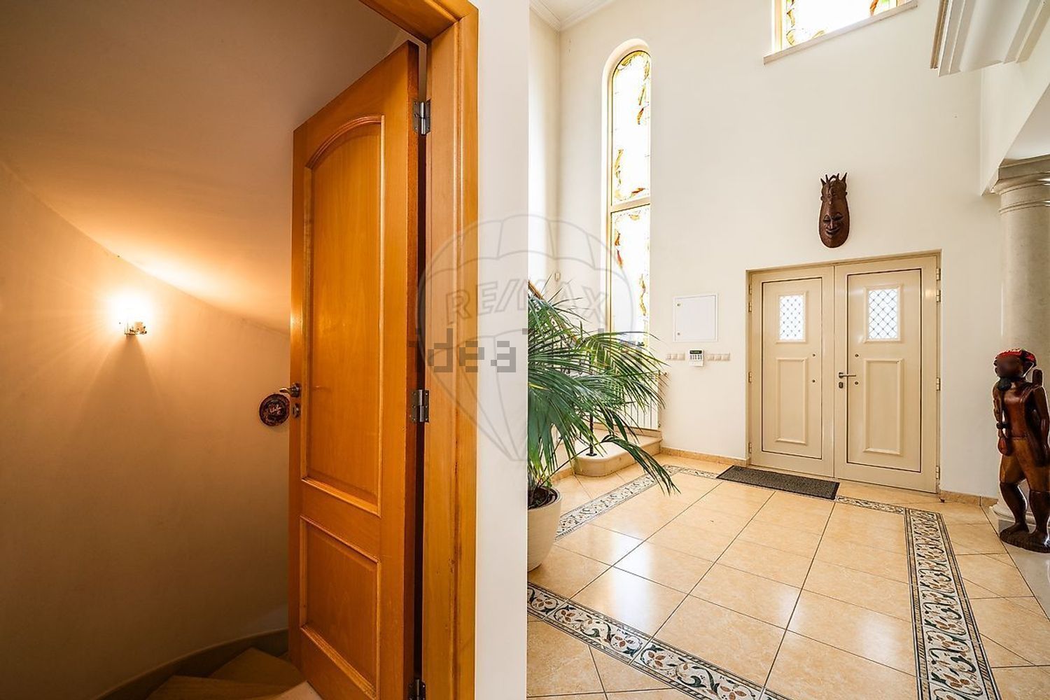 小楼房或独栋别墅出售在 Pelariga - 过道