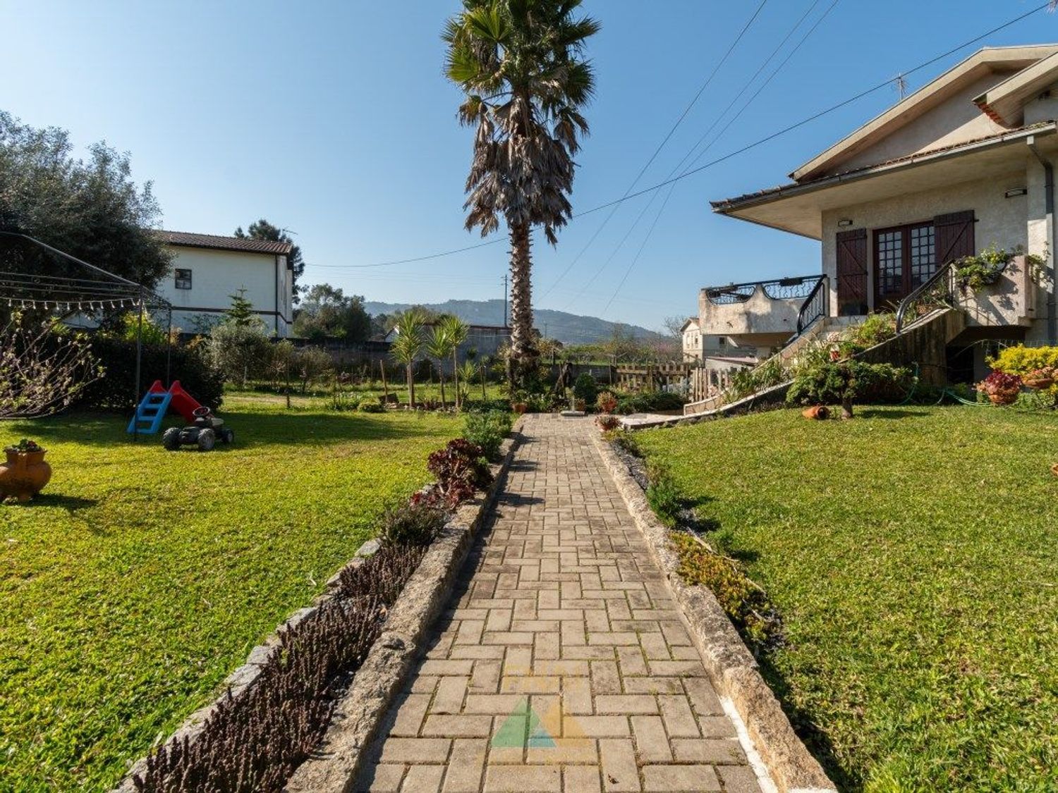 小楼房或独栋别墅出售在Rua do Pinheiral, 258 - 外立面