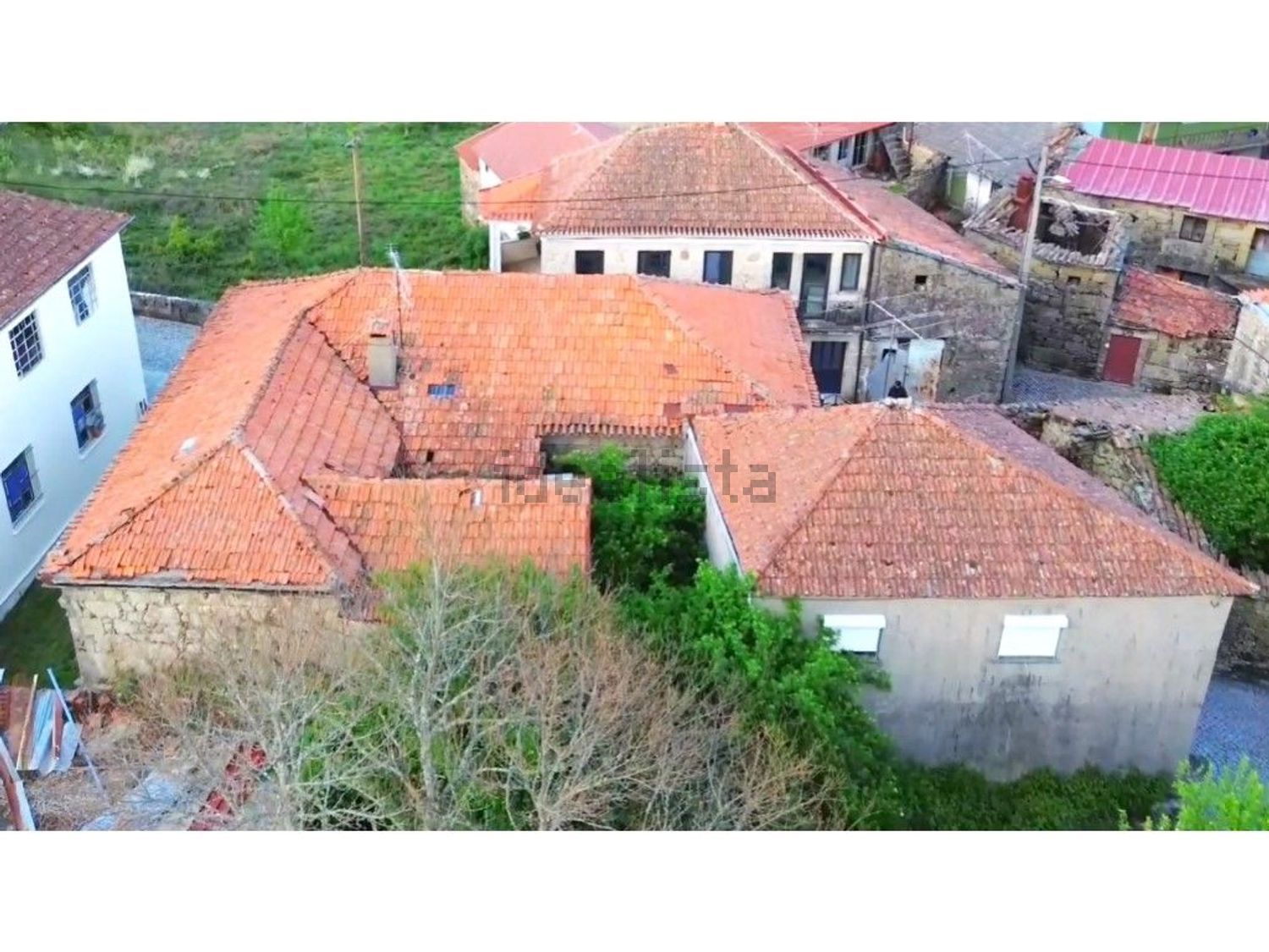 小楼房或独栋别墅出售在 Vila Nova de Paiva - 照片