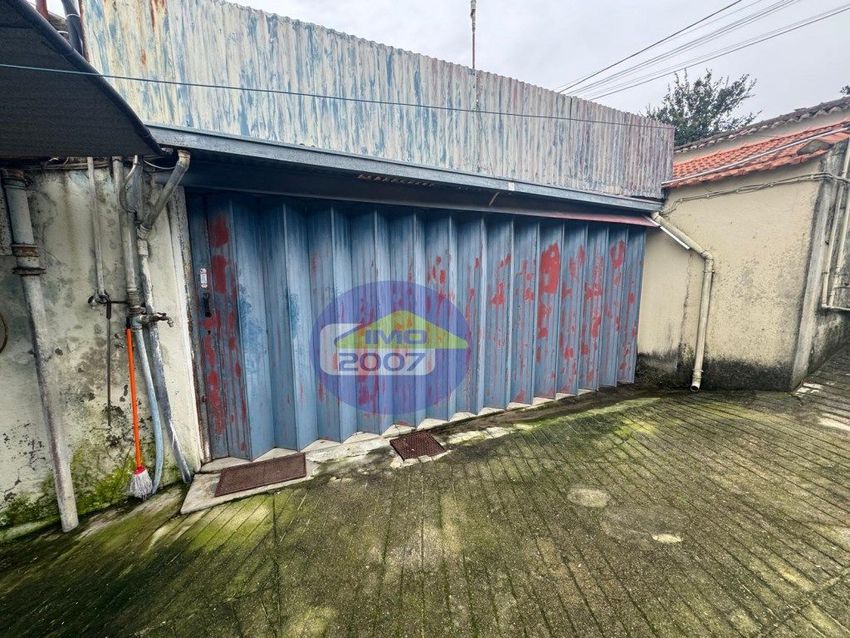 小楼房或独栋别墅出售在 Serzedo e Perosinho