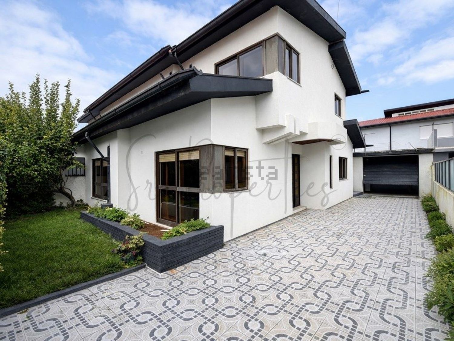 小楼房或独栋别墅出售在 Vila Nova da Telha - 外立面