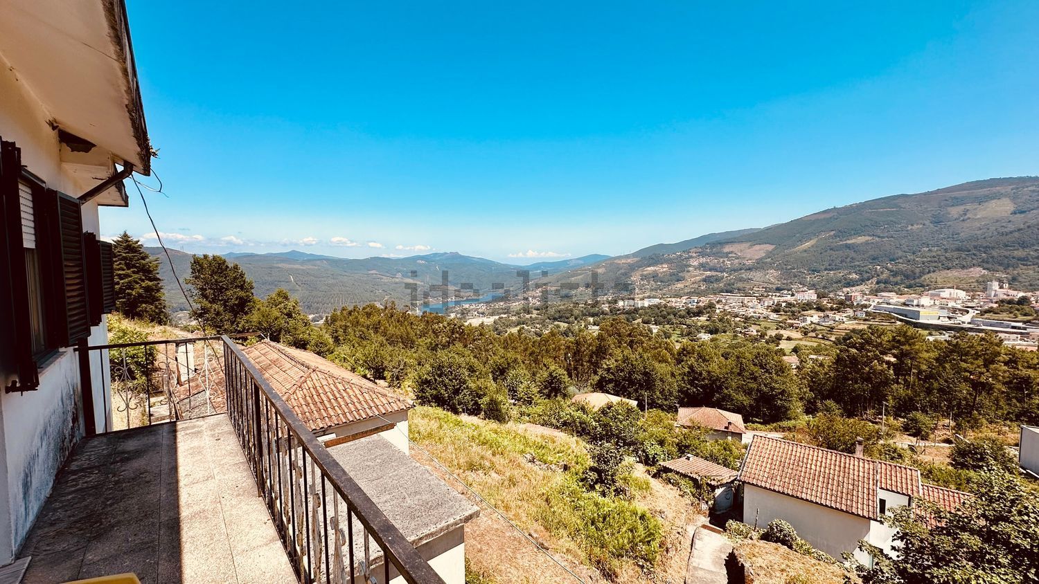 小楼房或独栋别墅出售在Rua da Belavista, 17 - 阳台