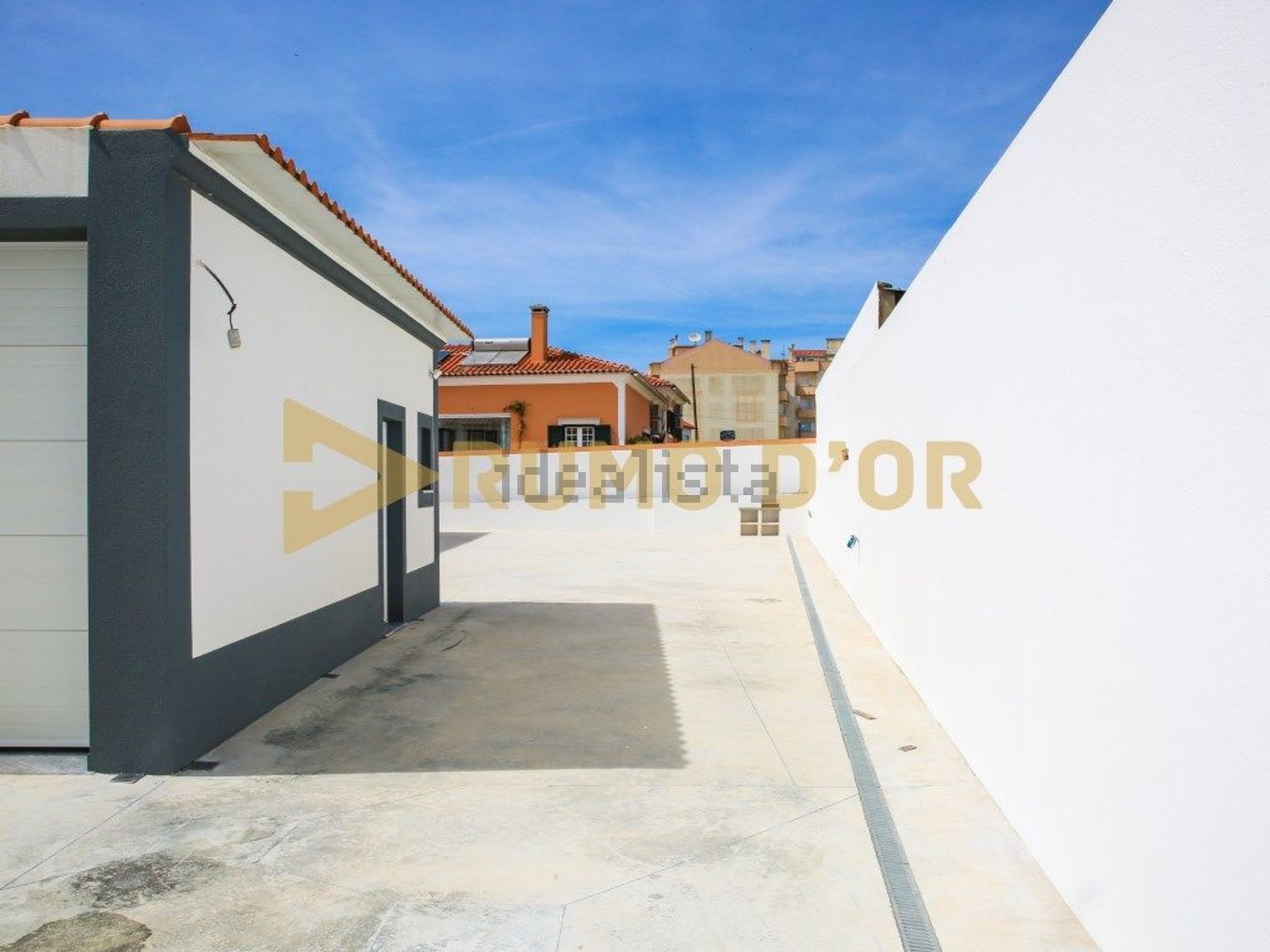 小楼房或独栋别墅出售在Rua Dom Manuel I, 8 - 外立面