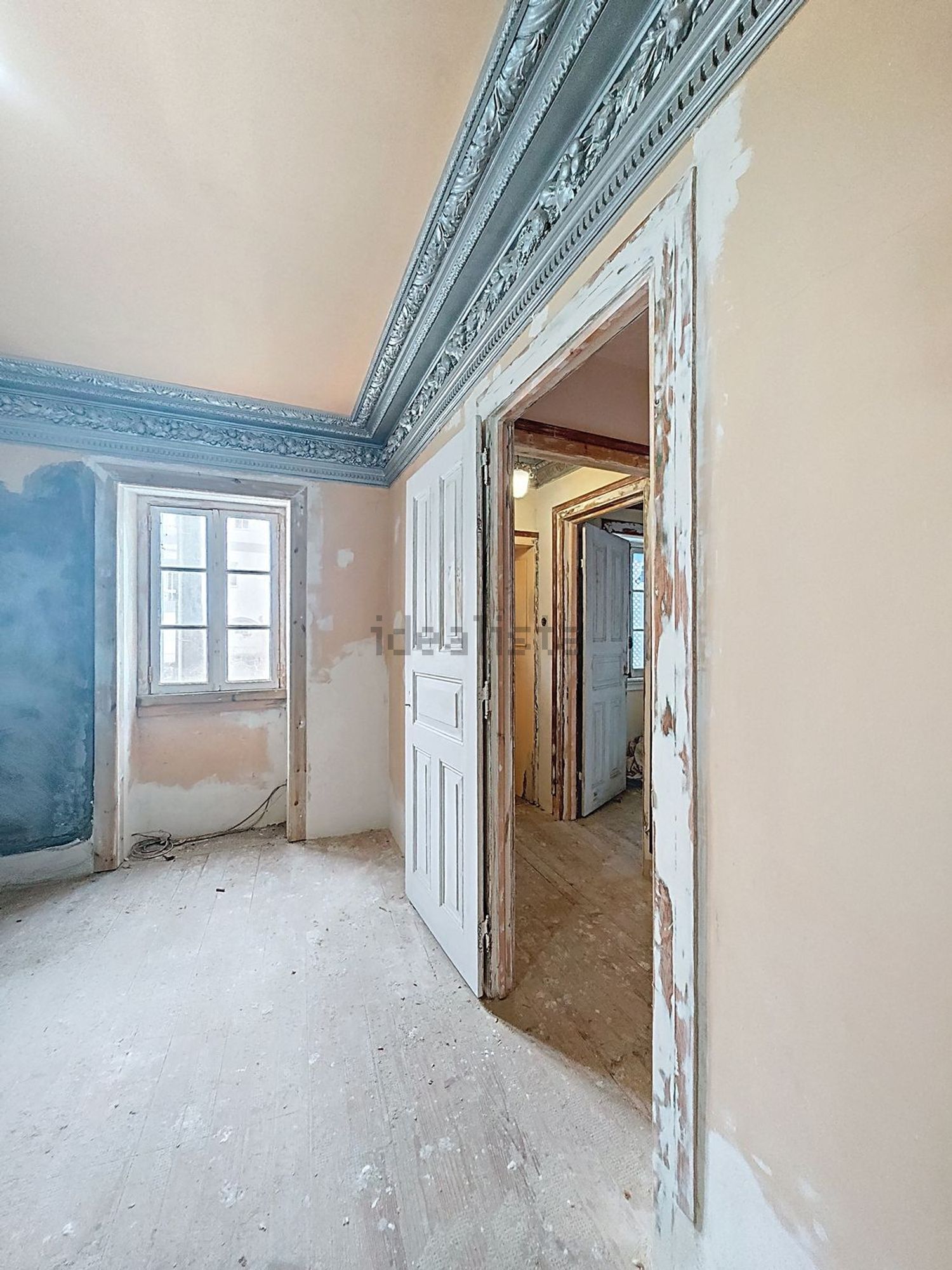 小楼房或独栋别墅出售在 Lanhelas - 客厅
