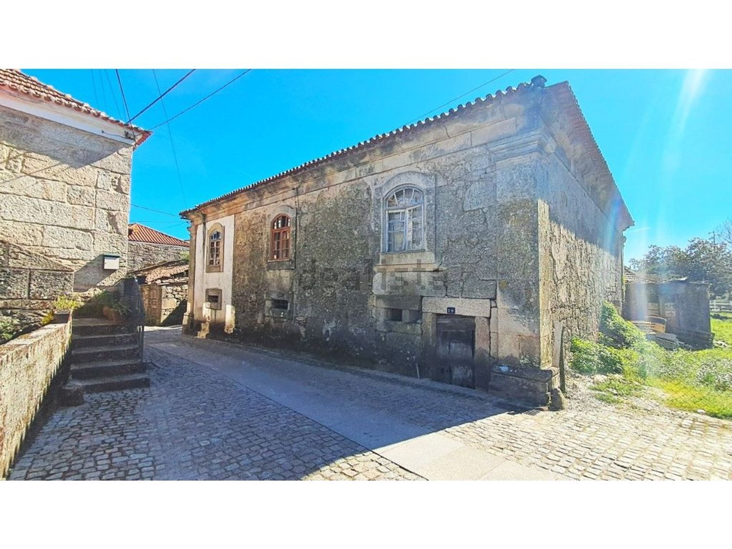 小楼房或独栋别墅出售在 Vila Nova de Paiva - 外立面