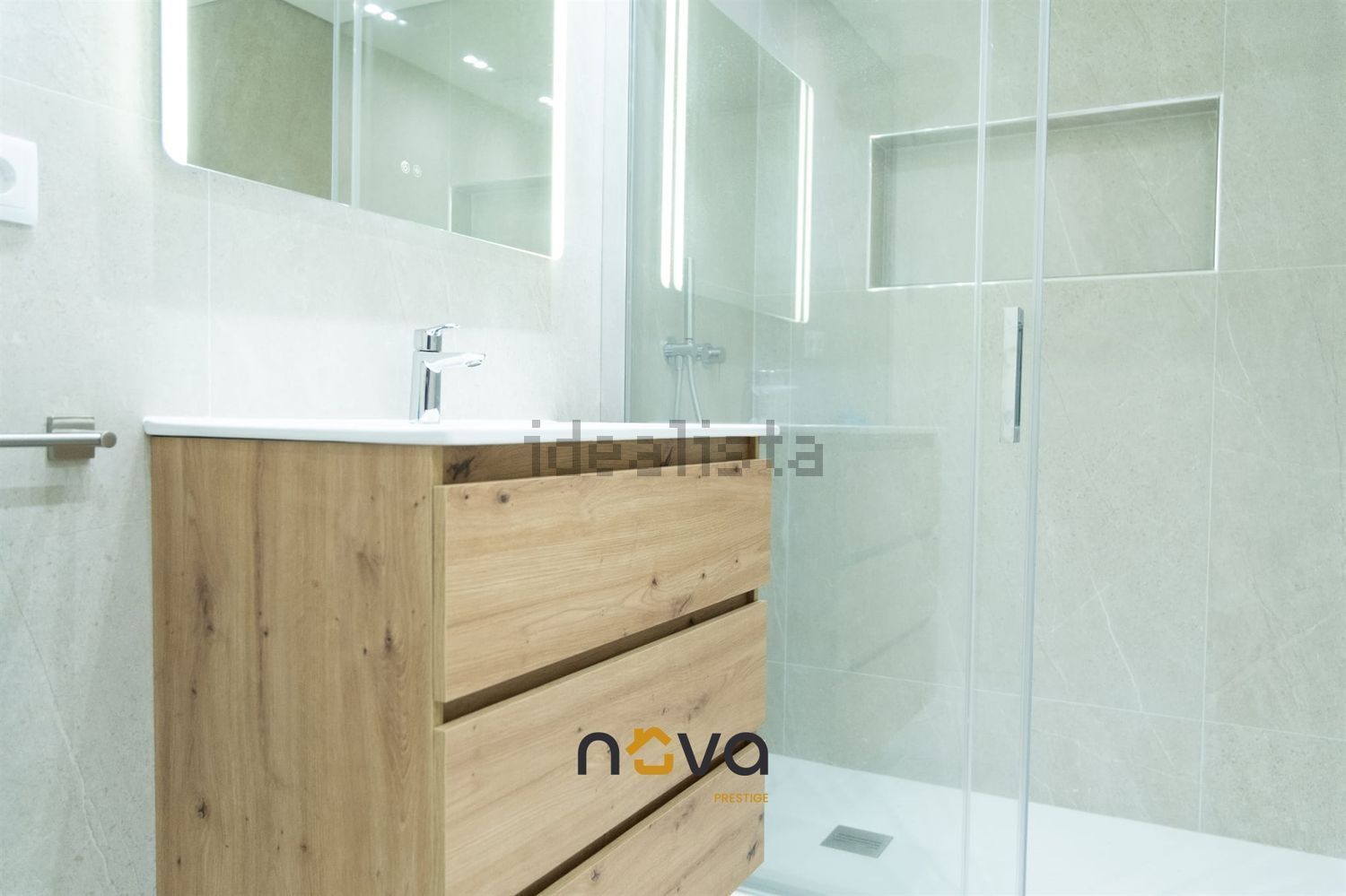 小楼房出售在Rua António Ferreira Costa, 15 - 卫生间