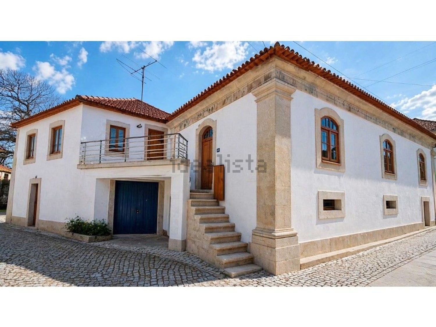 小楼房或独栋别墅出售在 Vila Nova de Paiva - 外立面