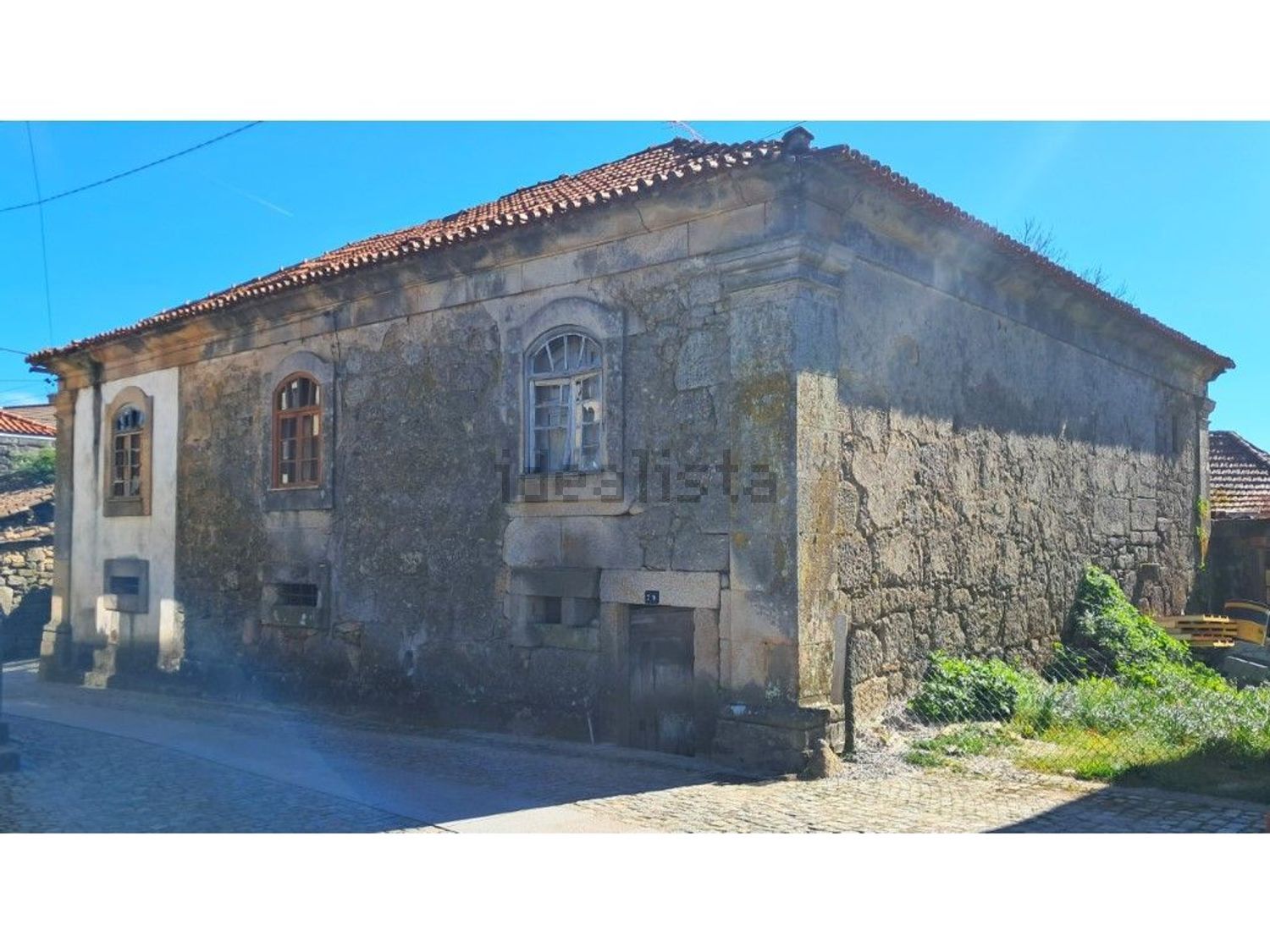 小楼房或独栋别墅出售在 Vila Nova de Paiva - 外立面