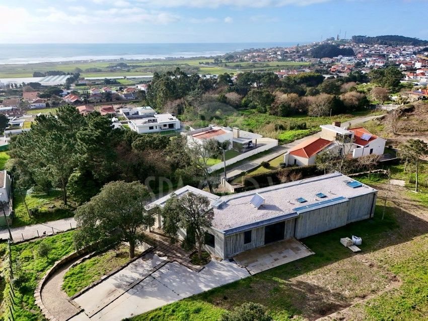 小楼房或独栋别墅出售在 Carreço