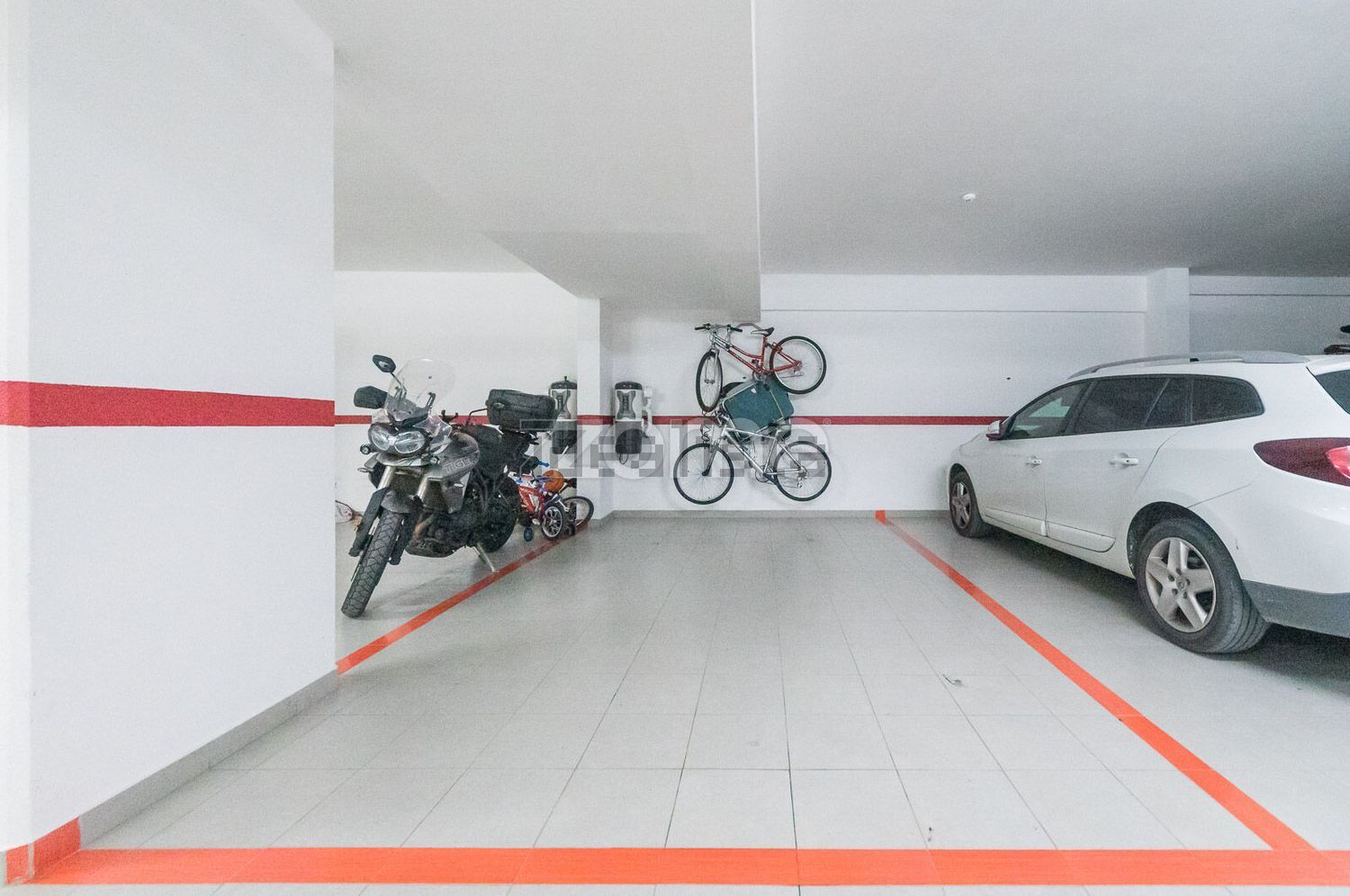 复式公寓出售在Avenida Garcia de Orta, 635 - 停车位