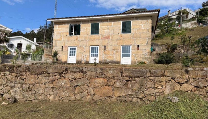 小楼房或别墅出售在 Sande e São Lourenço
