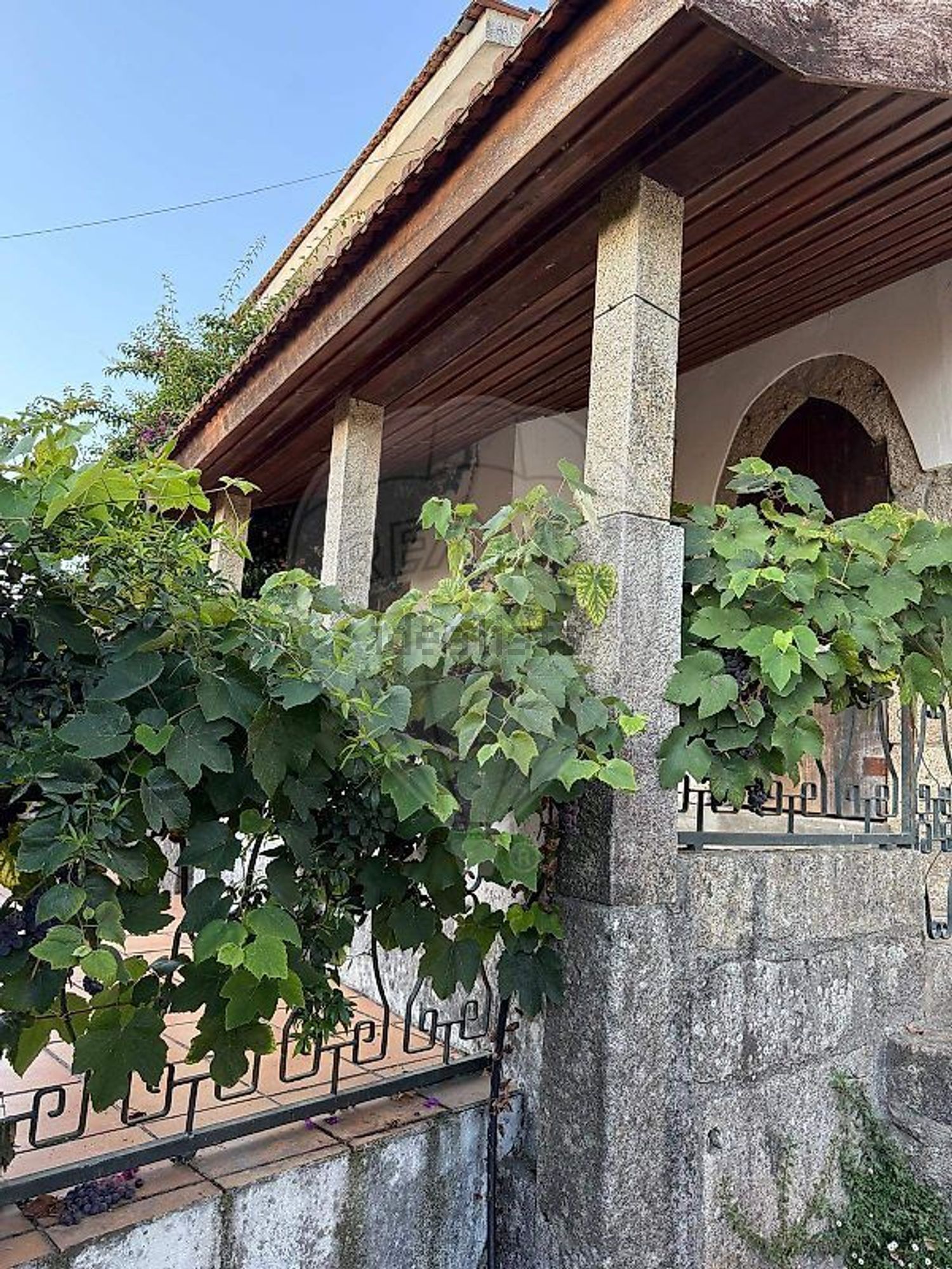 小楼房或独栋别墅出售在Rua Central de Carrezedo - 外立面