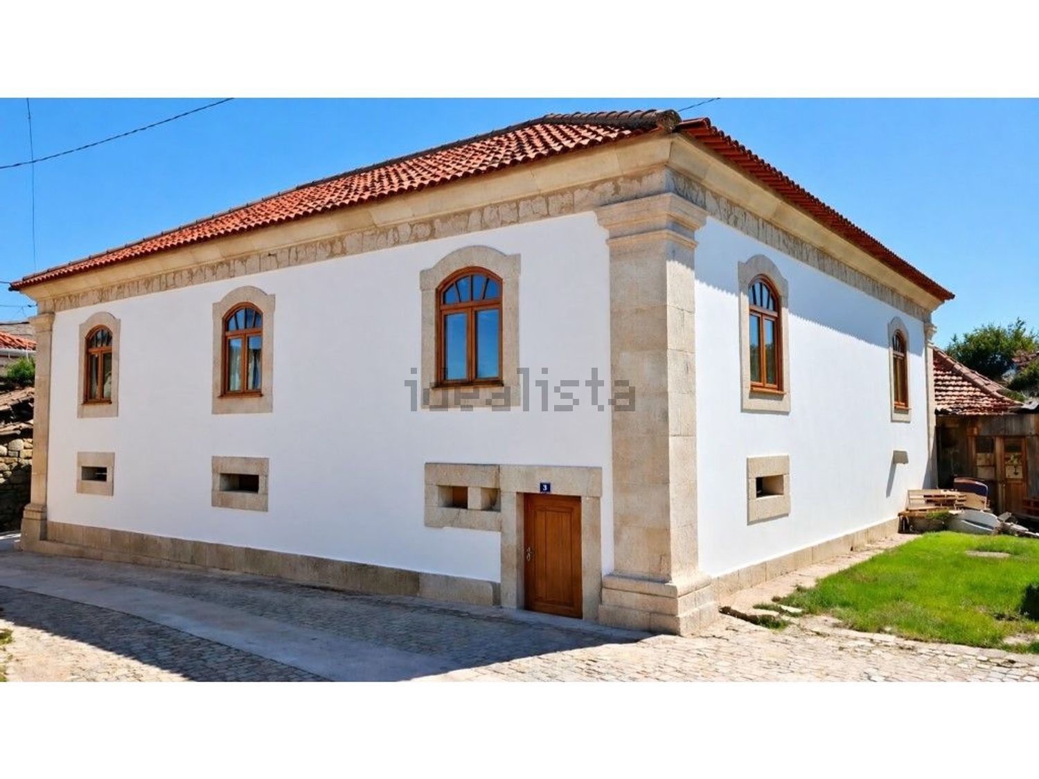 小楼房或独栋别墅出售在 Vila Nova de Paiva - 外立面