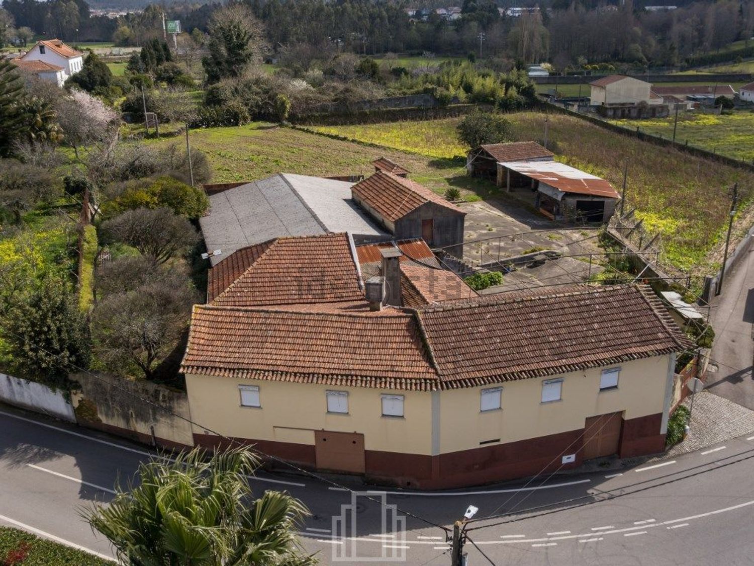 小楼房或独栋别墅出售在 São Miguel de Souto - 外立面