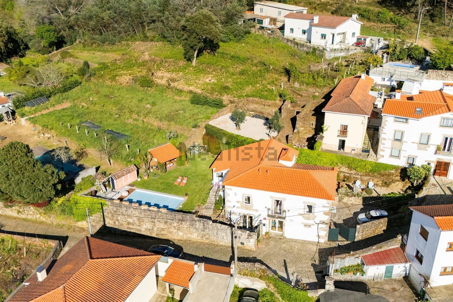 小楼房或独栋别墅出售在Avenida José Luís da Cruz, 5 - 游泳池