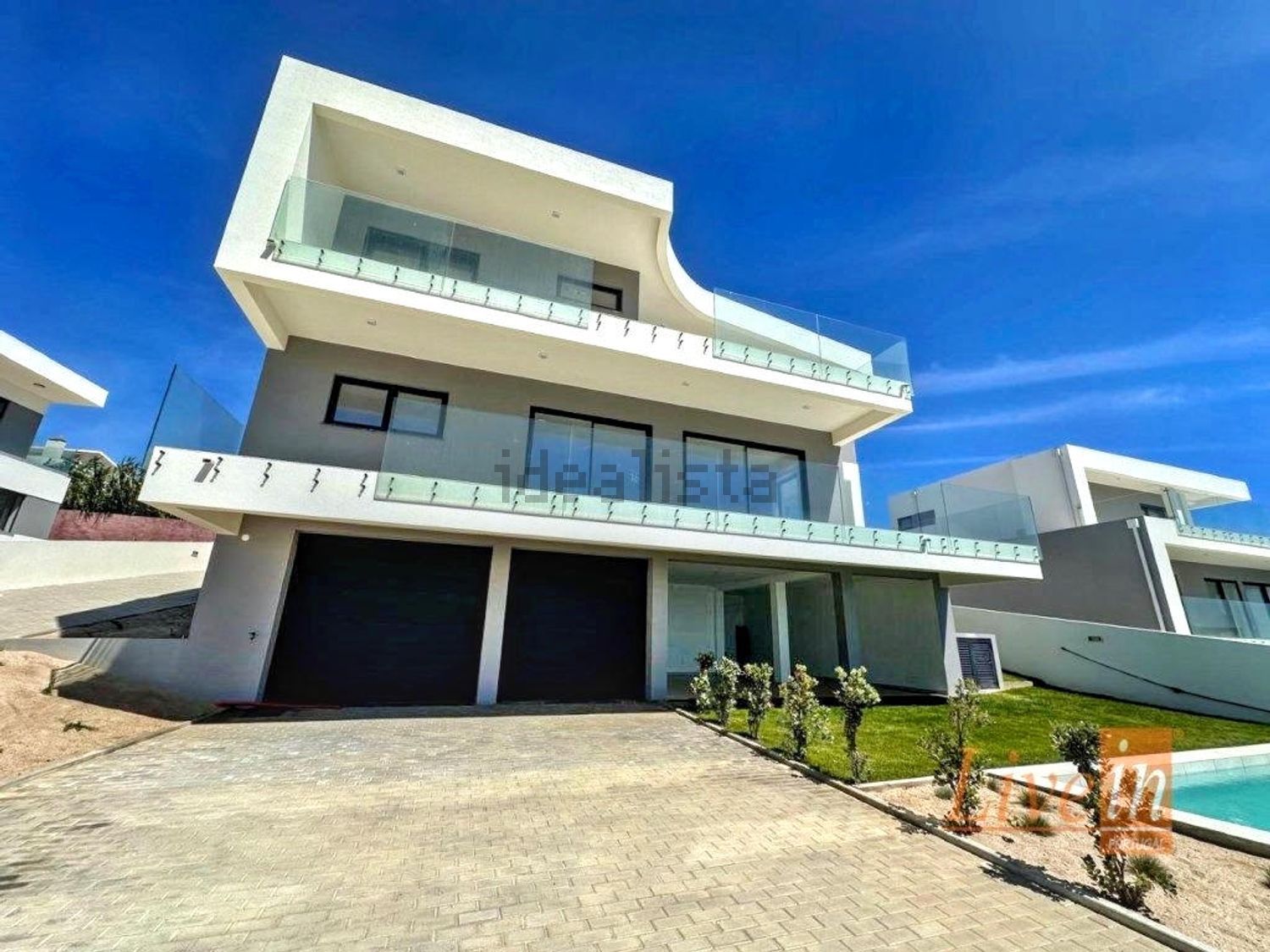 小楼房或独栋别墅出售在Rua 8, 13 - 外立面