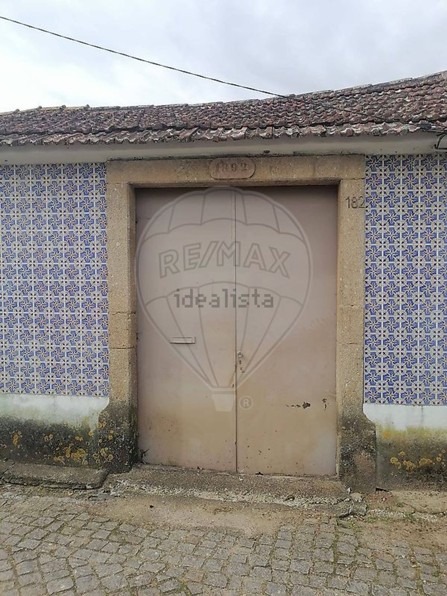 小楼房或独栋别墅出售在Rua Outeiro - 外立面