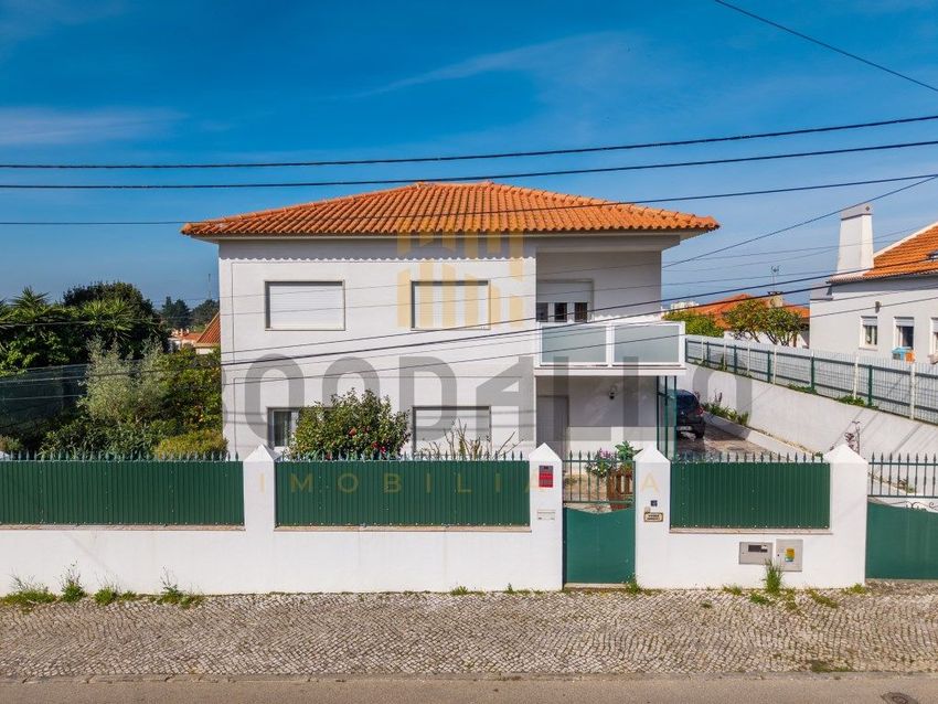 小楼房或独栋别墅出售在Rua do Avenal