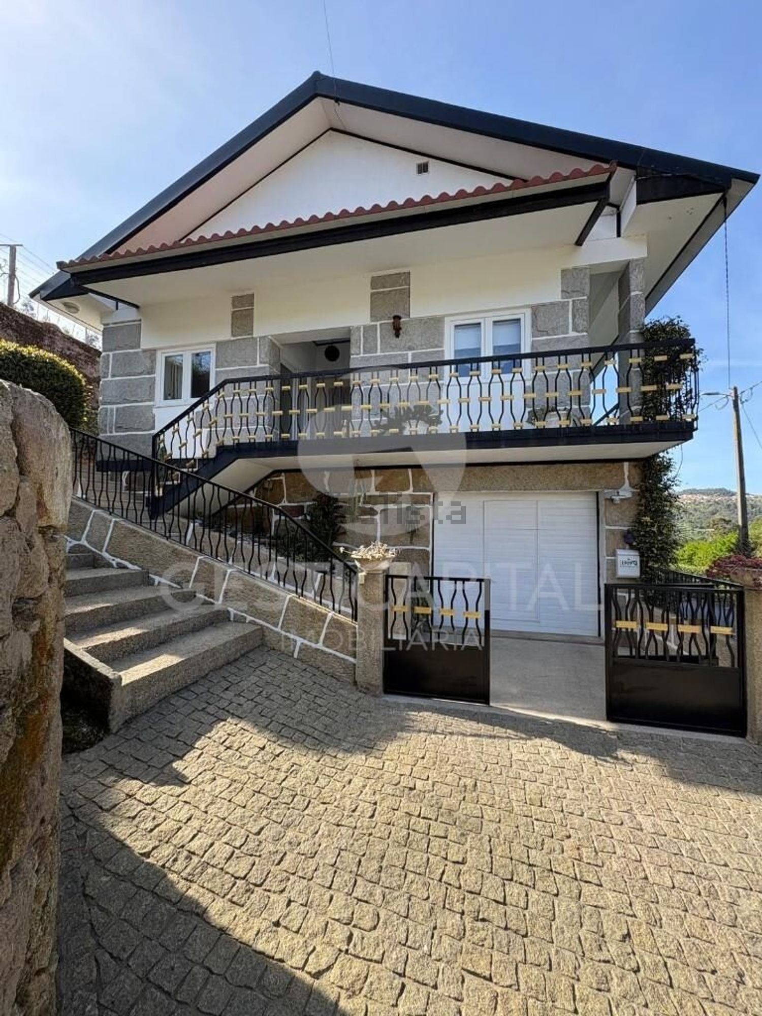 小楼房或独栋别墅出售在 Sande e São Lourenço - 外立面