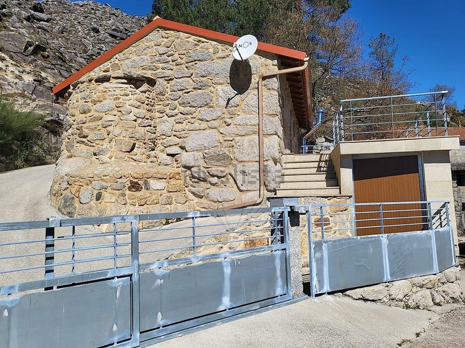 小楼房或独栋别墅出售在 Castro Laboreiro - 外立面