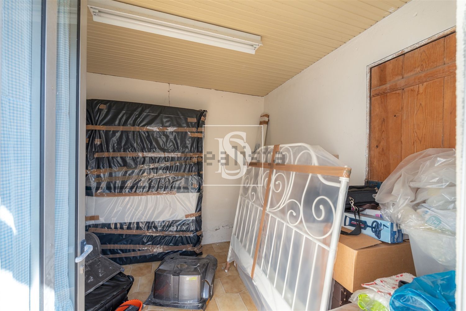 小楼房或独栋别墅出售在 Alqueidão - 储藏室