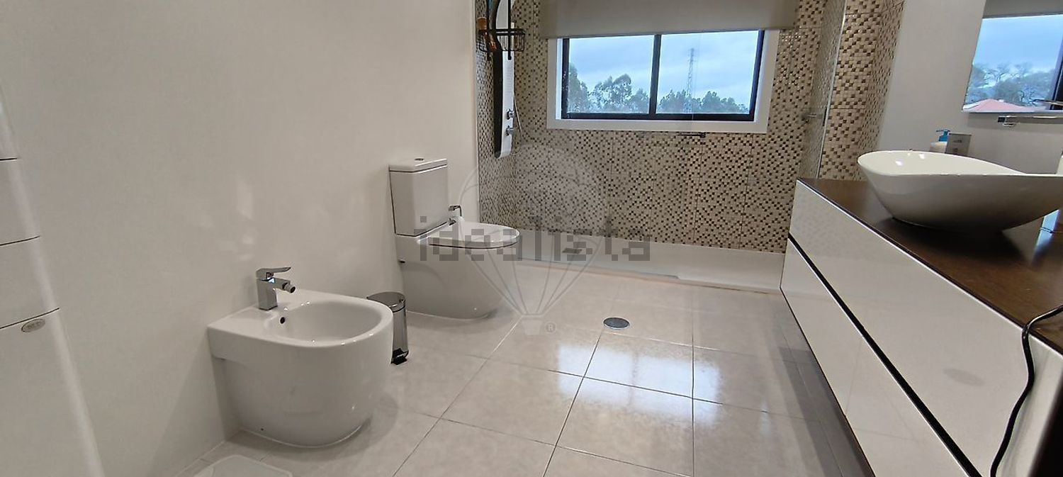 小楼房或独栋别墅出售在 N103 - 卫生间