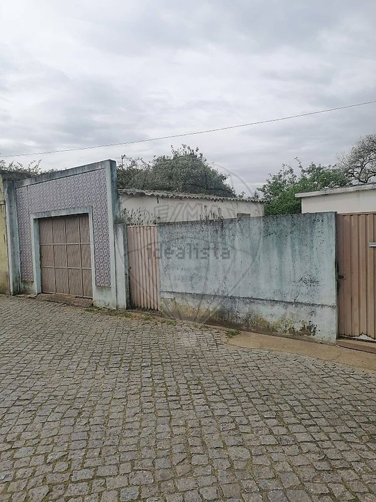 小楼房或独栋别墅出售在Rua Outeiro - 外立面