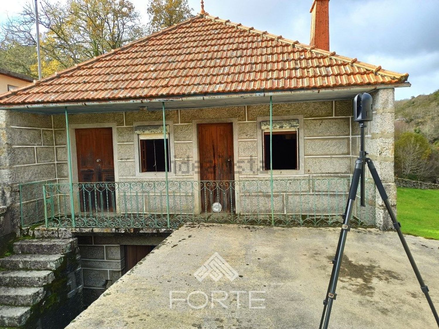 小楼房或独栋别墅出售在 Castro Laboreiro - 外立面