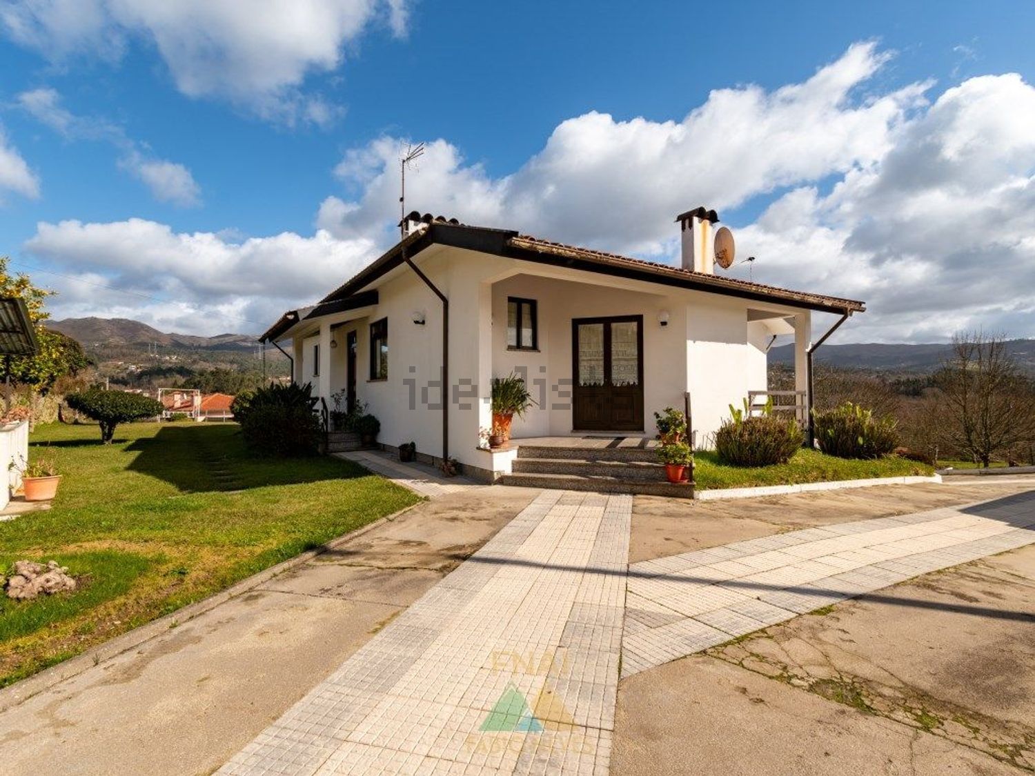 小楼房或独栋别墅出售在 Gondoriz - 外立面