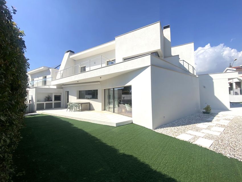 小楼房或独栋别墅出售在Rua Almada Negreiros, 8