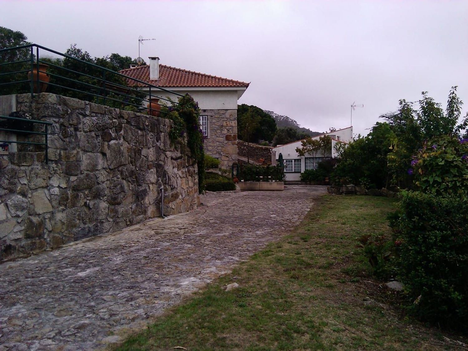 小楼房或独栋别墅出售在Avenida de Paço - 入口 / 出口