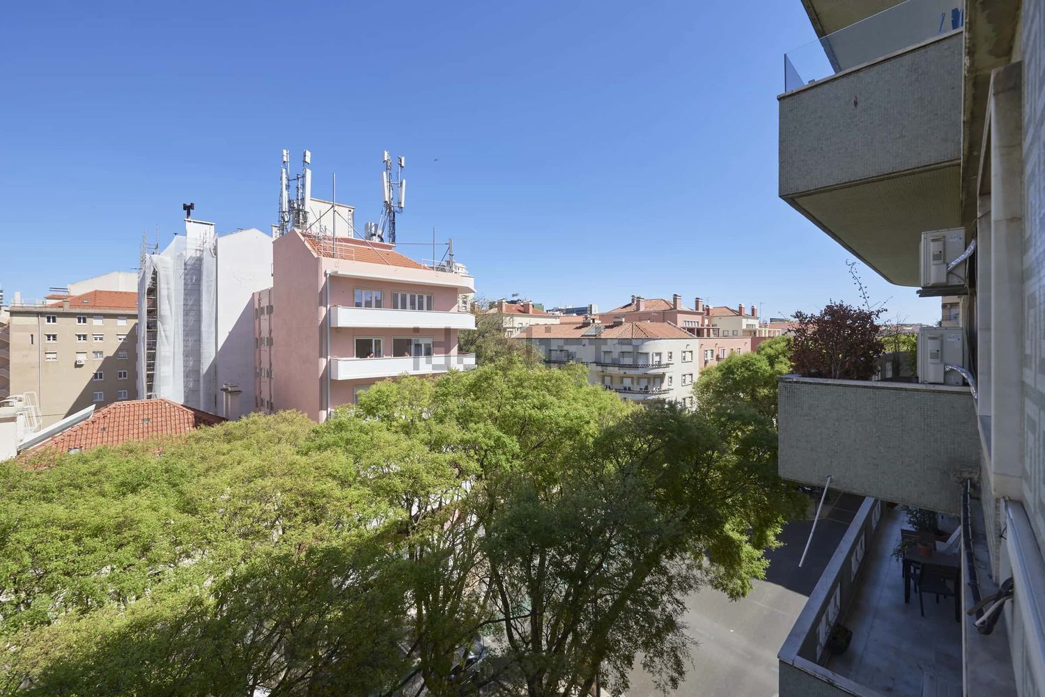 出租房间在Avenida Defensores de Chaves, 79 - 照片