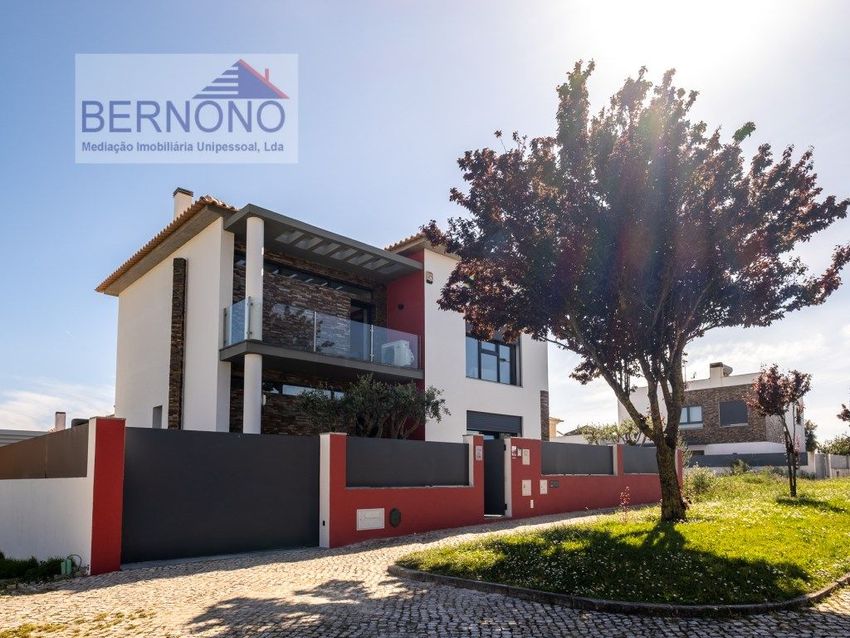 出租小楼房或独栋别墅在Avenida Rio Dão
