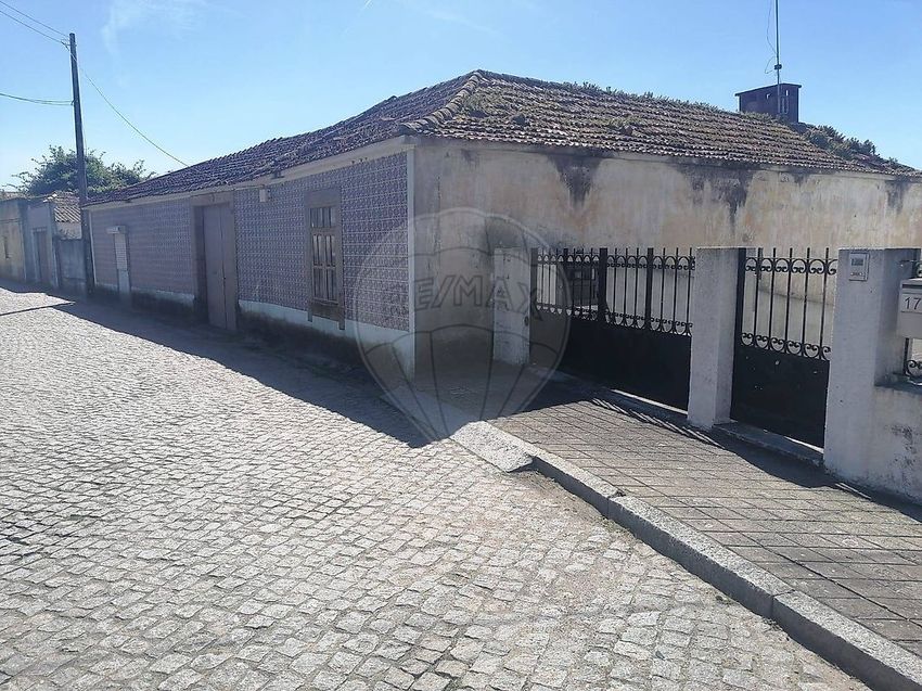 小楼房或独栋别墅出售在Rua Outeiro
