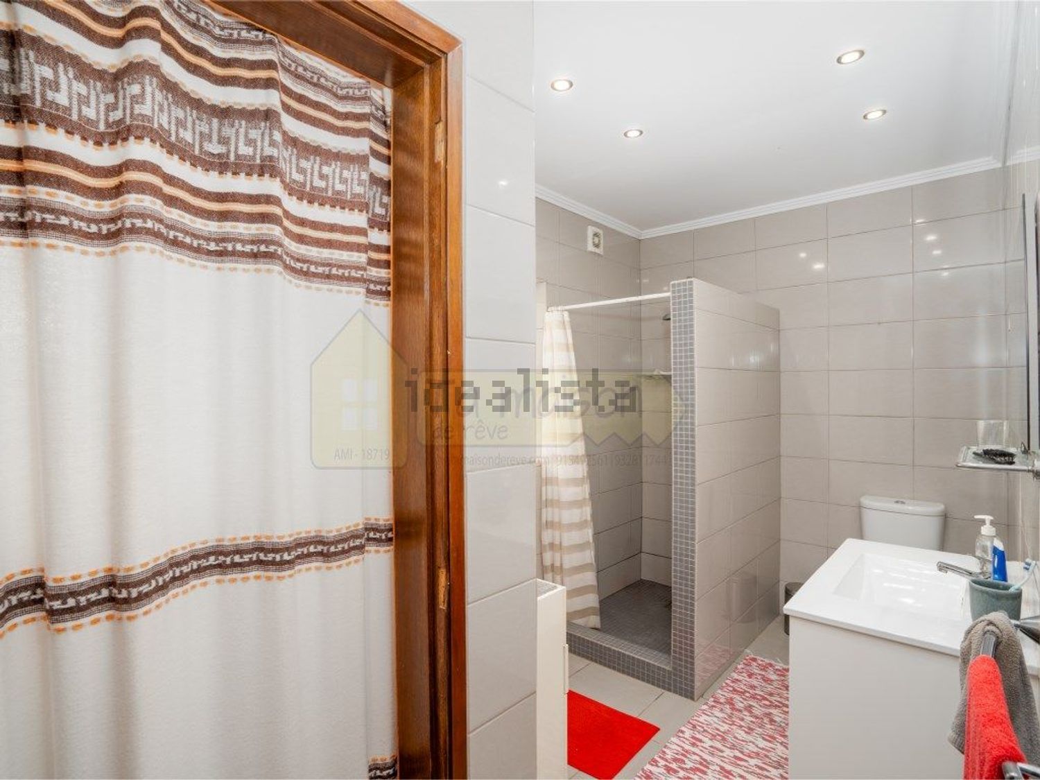 小楼房或独栋别墅出售在Caminho do Ribeiro do Vale, 298 - 卫生间