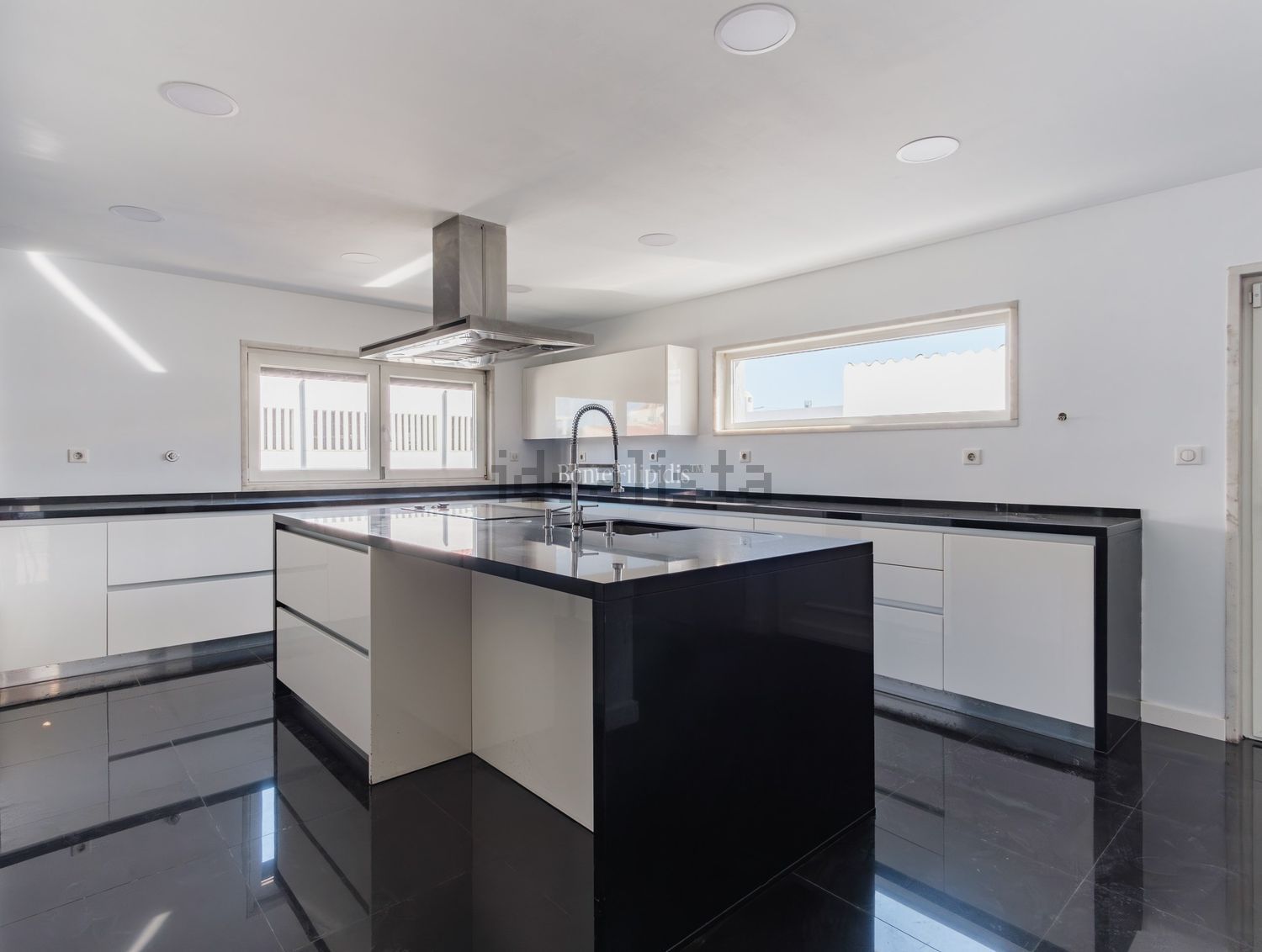 小楼房或独栋别墅出售在 Tires - 厨房