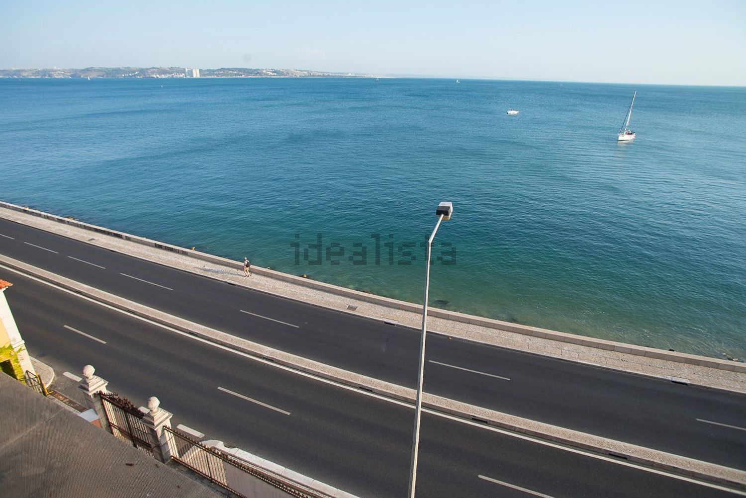小楼房或独栋别墅出售在Avenida Marginal - 阳台