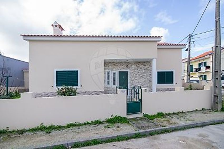 小楼房或独栋别墅出售在Rua Ilha Terceira