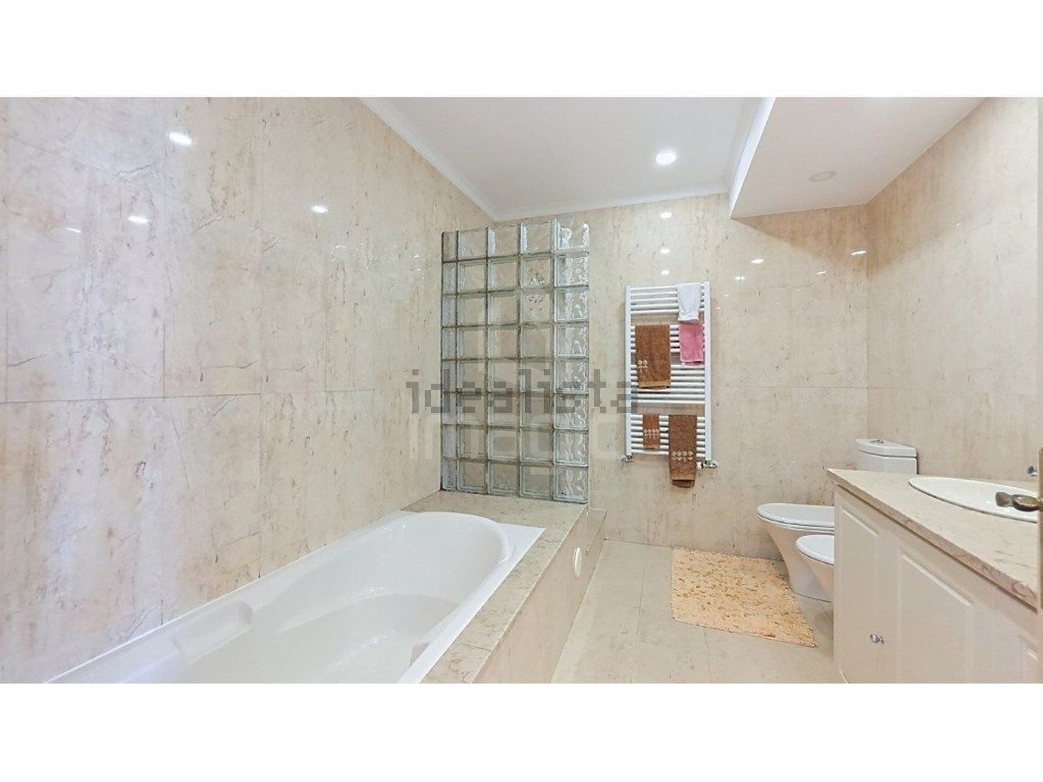 小楼房或独栋别墅出售在 Encarnação - 卫生间