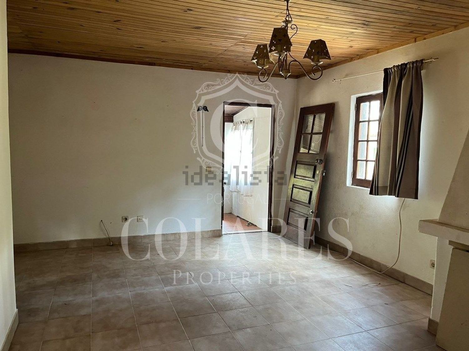 小楼房或独栋别墅出售在 Vila de Colares - Mucifal - 客厅
