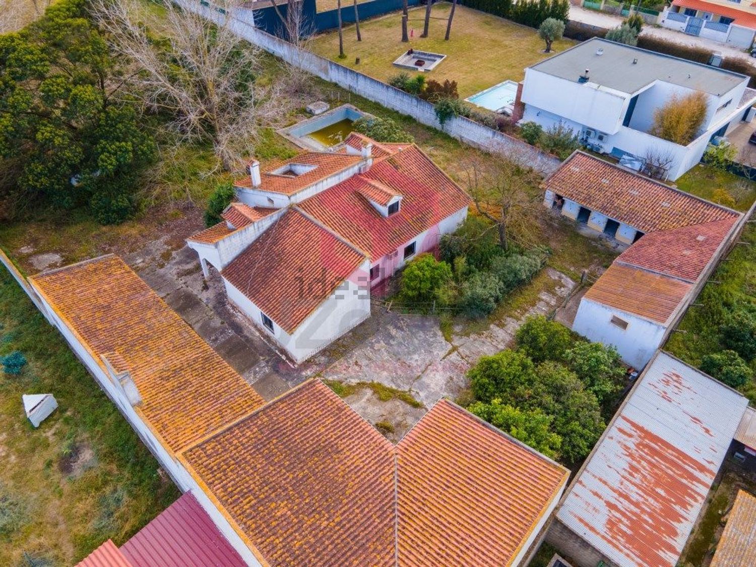 小楼房或独栋别墅出售在Rua de São Francisco - 游泳池