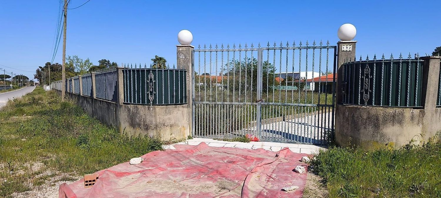 小楼房或独栋别墅出售在Rua da Piscina - 照片