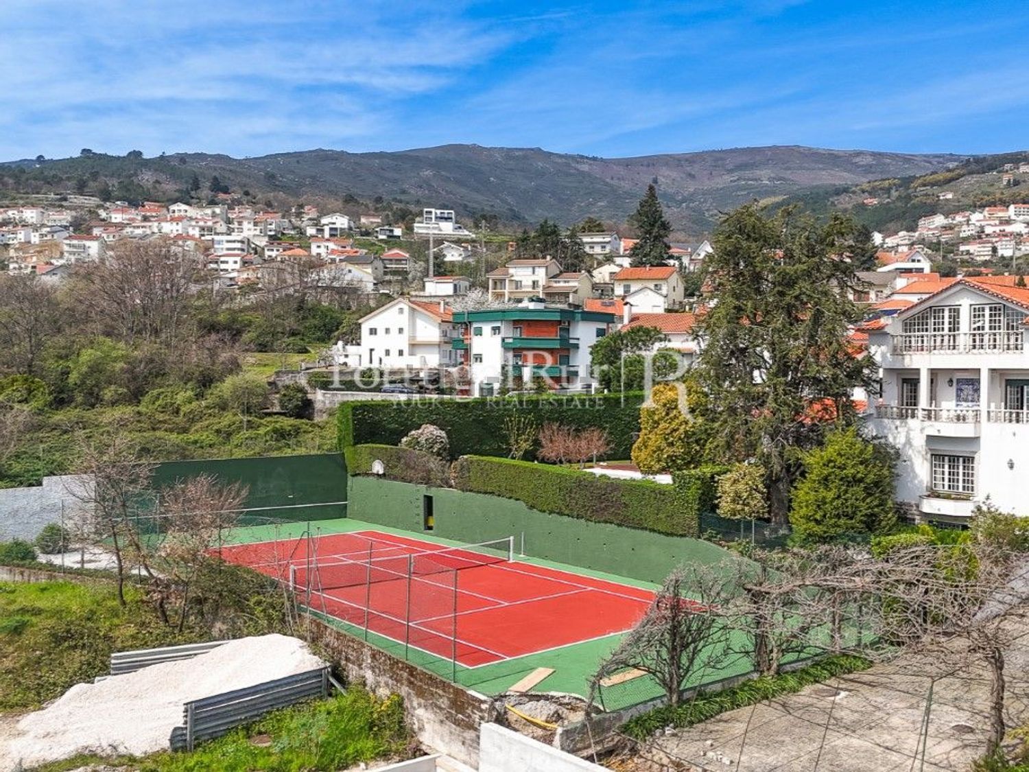 小楼房或独栋别墅出售在Rua da Quinta do Sol - 游泳池