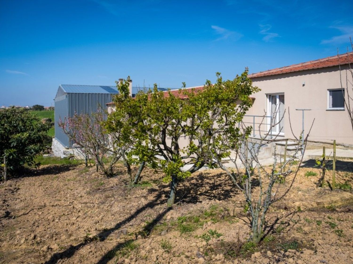 小楼房或独栋别墅出售在 Santa Bárbara - 外立面