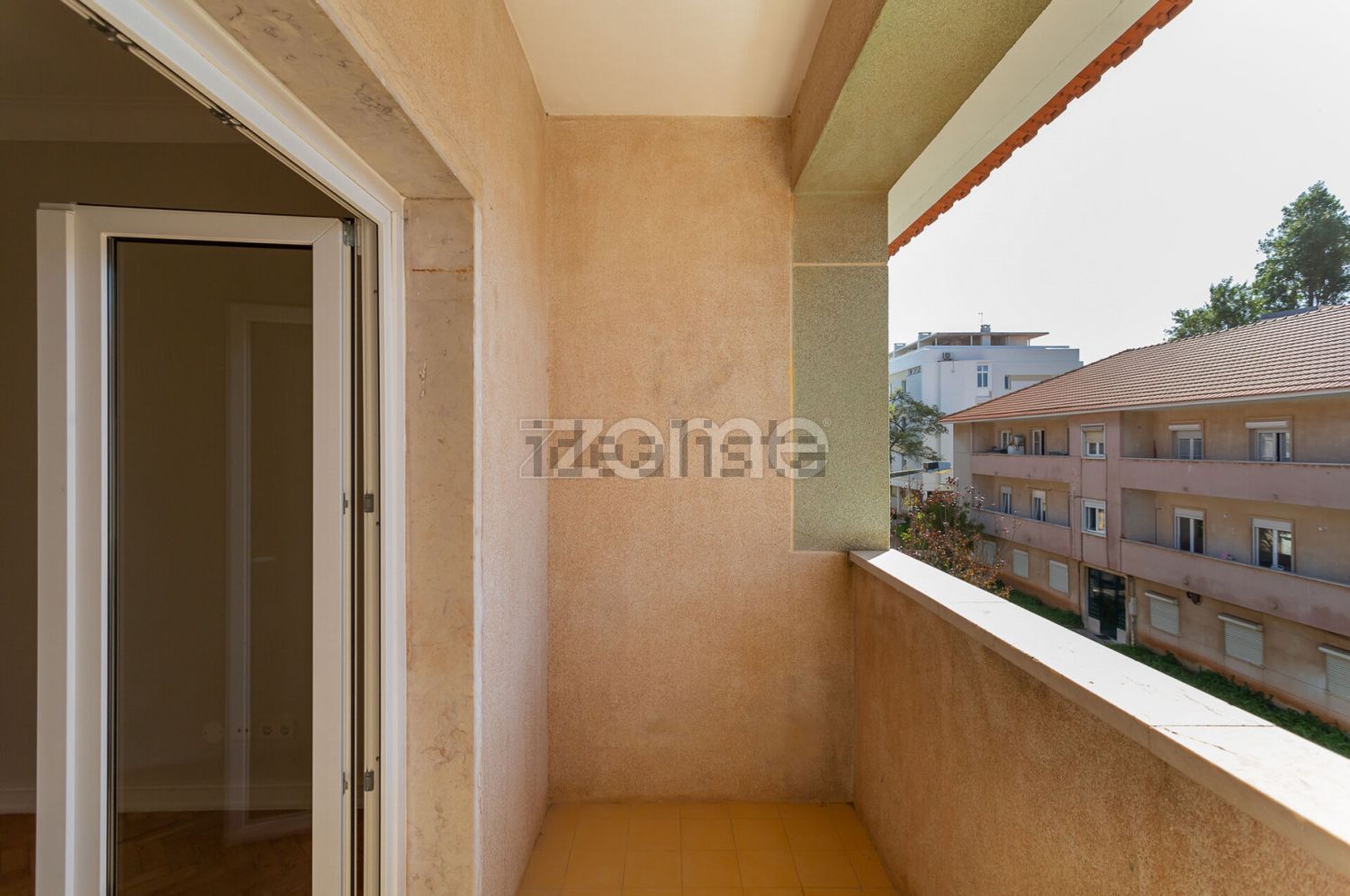 出租公寓 t2在Rua Viana da Mota, 24 - 门廊
