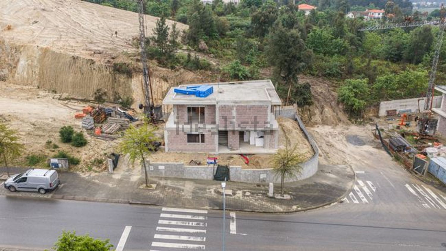 小楼房或独栋别墅出售在Avenida Comandante António Marinho Gomes s/n - 照片