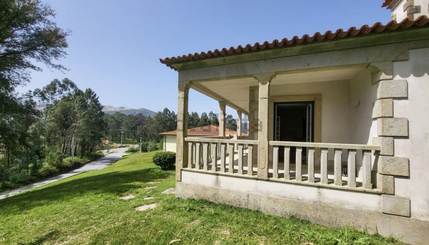 小楼房或别墅出售在 Bárrio e Cepões - 外立面